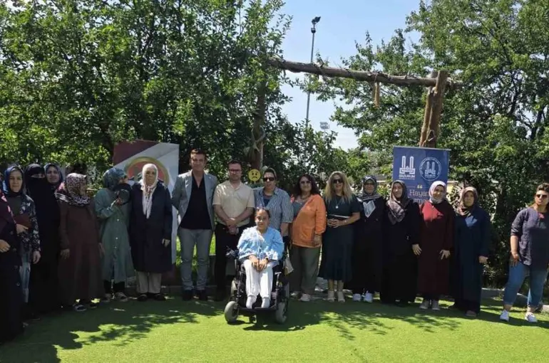 "Sen yeter ki gülümse" atölyesi, engelli annelerini bir araya getirdi
