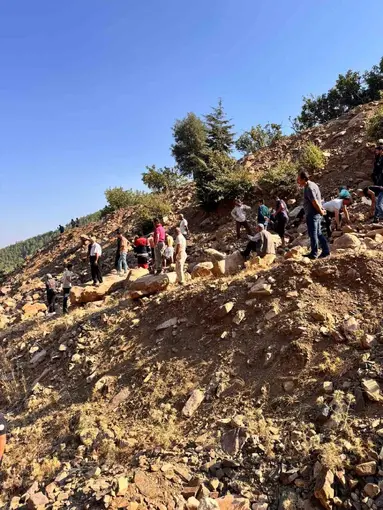 Sepetli motosiklet uçurumdan uçtu: 3 yaralı
