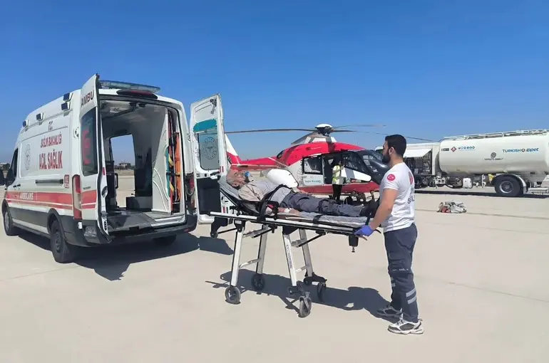 Serebrovasküler hastası, ambulans helikopterle Van’a getirildi
