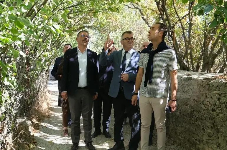 Seydişehir Belediye Başkanı Hasan Ustaoğlu, kolları sıvadı.