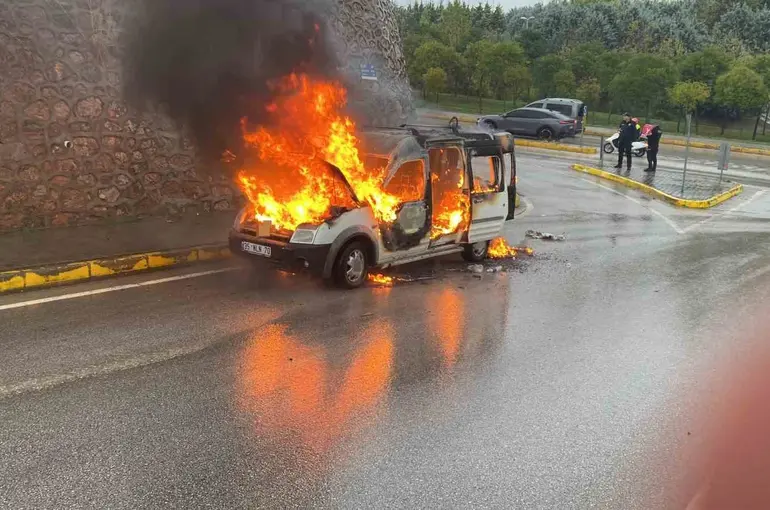 Seyir halindeki araç alevlere teslim oldu
