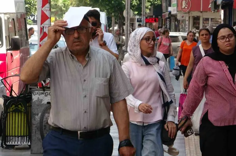 Sıcak ve nem hayatı olumsuz etkiliyor: Uzmanlar bol su tüketilmesini öneriyor
