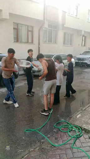Sıcaktan bunalan gençler serinlemek için su savaşı yaptı
