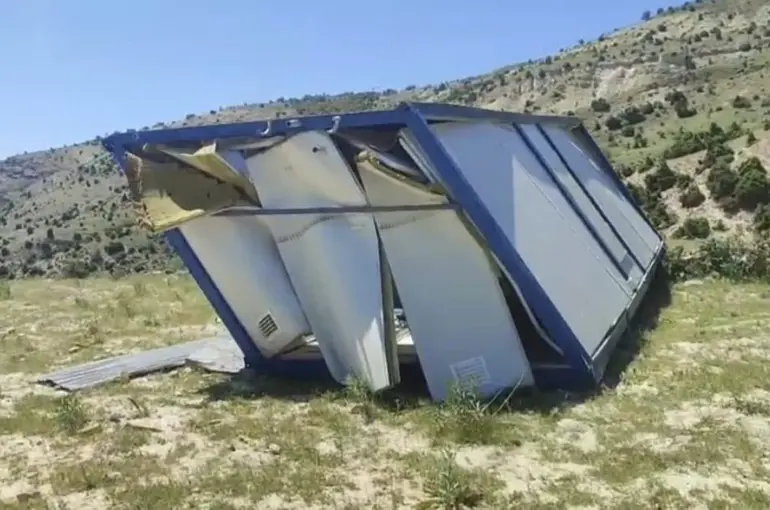 Şiddetli rüzgar konteyneri 100 metre sürükledi
