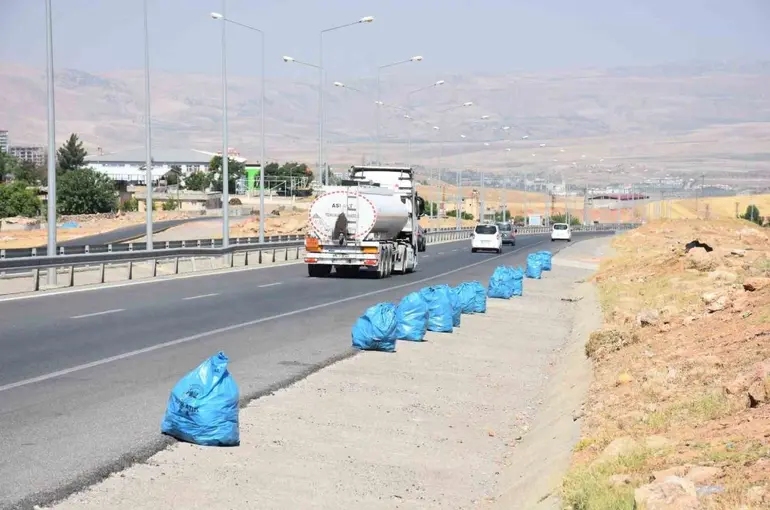 Siirt’te çevre yolunda kapsamlı temizlik mesaisi
