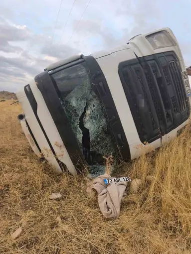 Siirt’te kamyon devrildi: 1 yaralı
