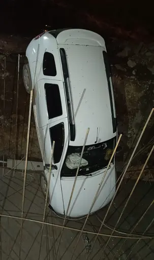 Siirt’te otomobil menfez çukuruna düştü: 2 yaralı
