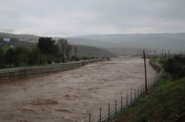 Siirt’te sel bilançosu: 200 dekarlık alanda toprak kayması yaşandı, 400 e yakın hayvan telef oldu
