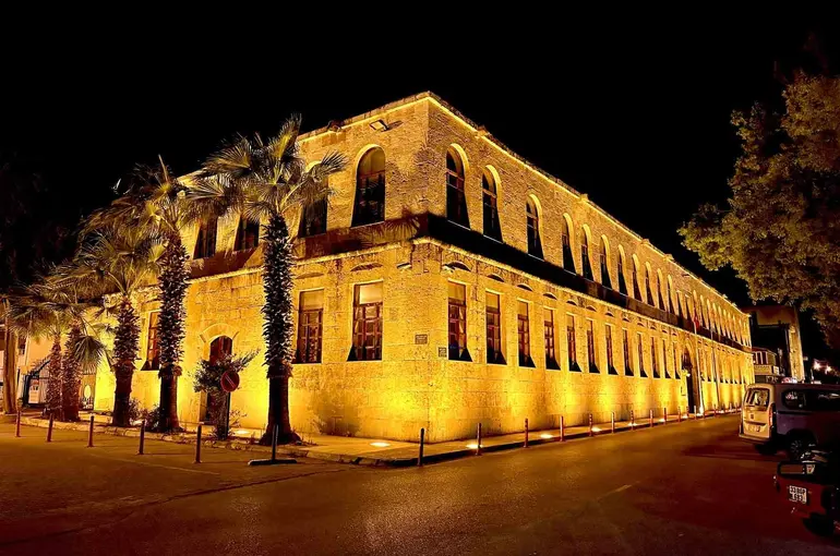Silifke Hükümet Konağı gece görüntüsüyle ilçeye değer katıyor
