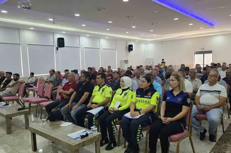 Silifke’de okul servis sürücülerine trafik eğitimi

