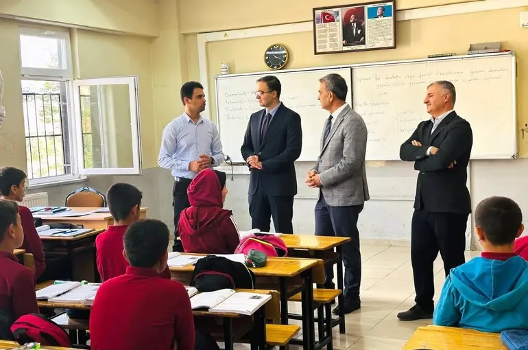 Sincik Kaymakamı Yıldız’dan İmam Hatip Ortaokulu’na ziyaret
