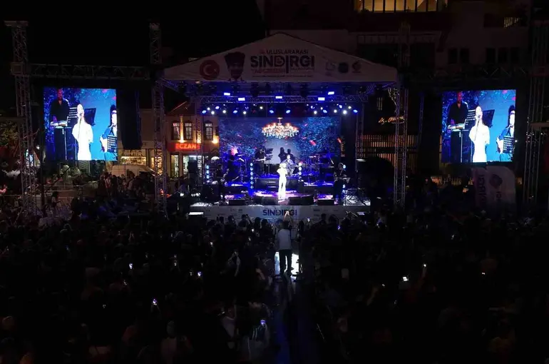 Sındırgı’da deprem sonrası festivaller umut oldu

