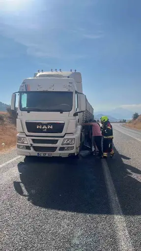 Sındırgı’da seyir halindeki araçta yangın çıktı
