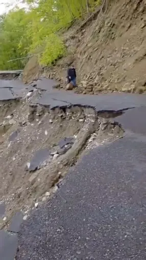 Sinop’ta heyelan: Grup yolu ulaşıma kapandı
