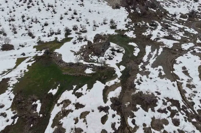 Şırnak’ta 3 bin yıllık evler, karların erimesiyle gün yüzüne çıktı
