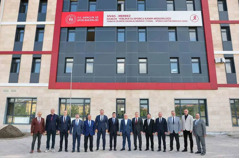 Sivas Valisi Şimşek, devam eden çalışmalarda incelemelerde bulundu
