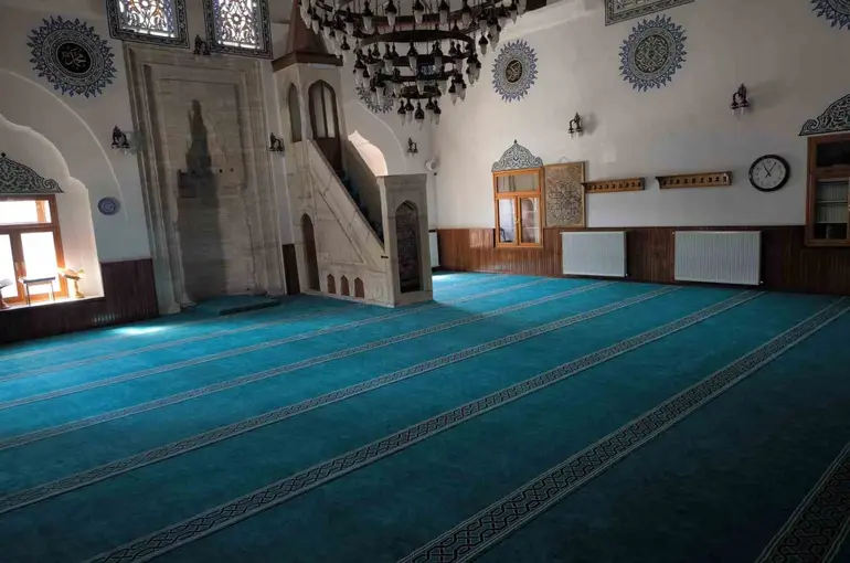 Sivas’ta hayır şartı kapsamında caminin halıları yenilendi

