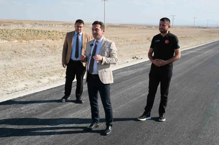 Sivrihisar-Çeltik bağlantı yolunda asfalt çalışmaları devam ediyor
