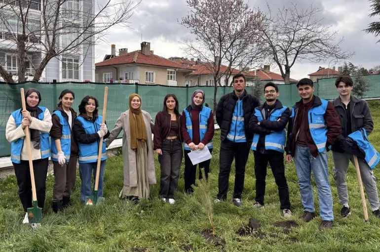 Sivrihisar Yurdu bahçesinde fidanlar toprakla buluştu
