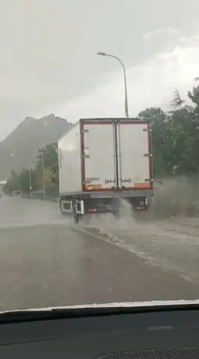 Sivrihisar’da sağanak etkili oldu, sürücüler zor anlar yaşadı
