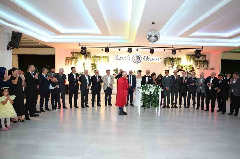 Siyaset, medya ve iş dünyasını buluşturan düğün
