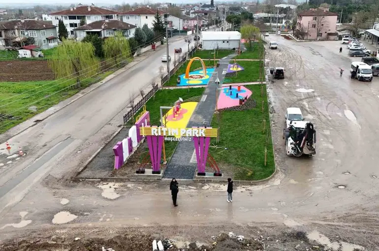 Söğütlü’de müzikli parkın inşaatına sona gelindi

