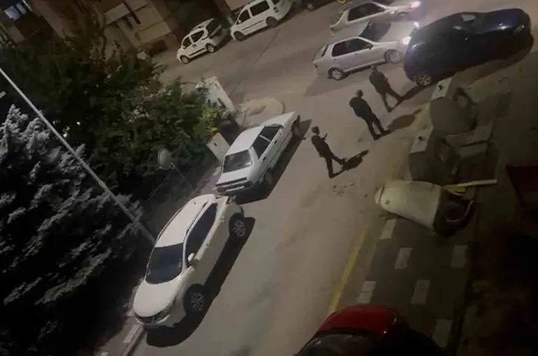 Sokak ortasında bıçak ile saldırmaya çalıştı
