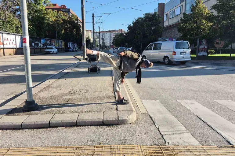 Sokak ortasında uzak doğu dövüş sanatı hareketleri yapan yaşlı adam
