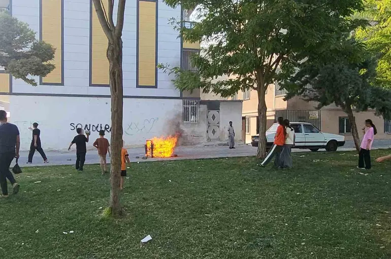 Sokaktaki koltuğu ateşe veren çocuklar sonra söndürmeye çalıştı
