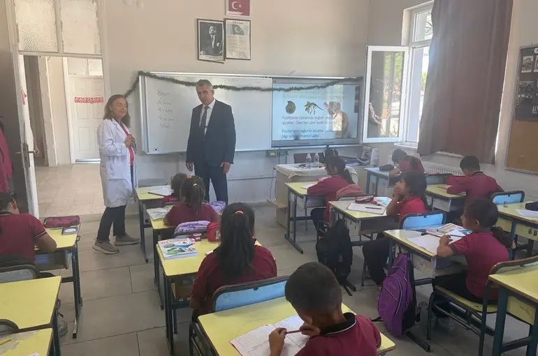 Söke İlçe Milli Eğitim Müdürü Uğurlu, öğrencilerin yeni dönem heyecanına ortak oldu
