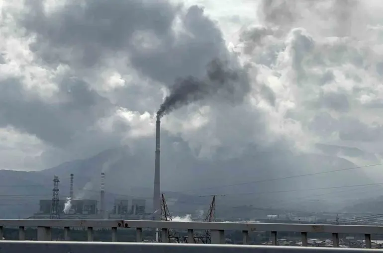 Soma’da, termik santralden yükselen siyah duman kentin soluğunu kesiyor
