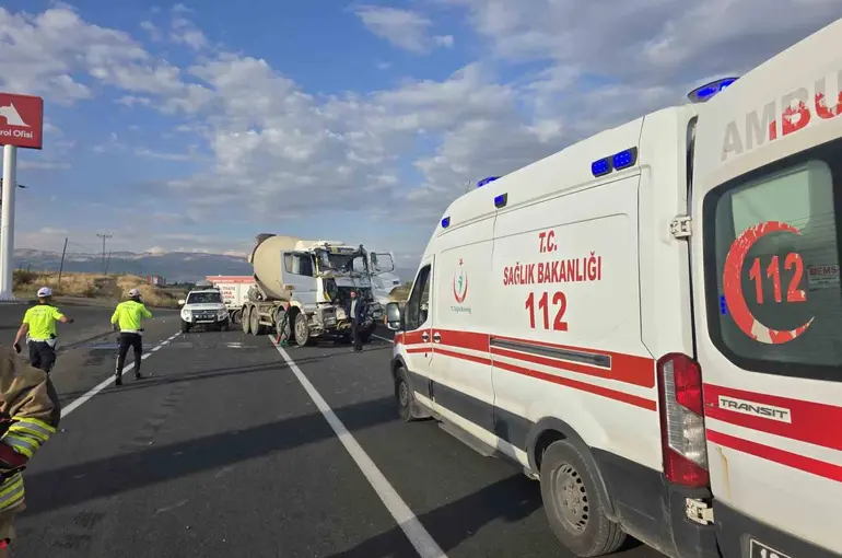 Sondaj kamyonu ile beton mikseri çarpıştı: 2 yaralı
