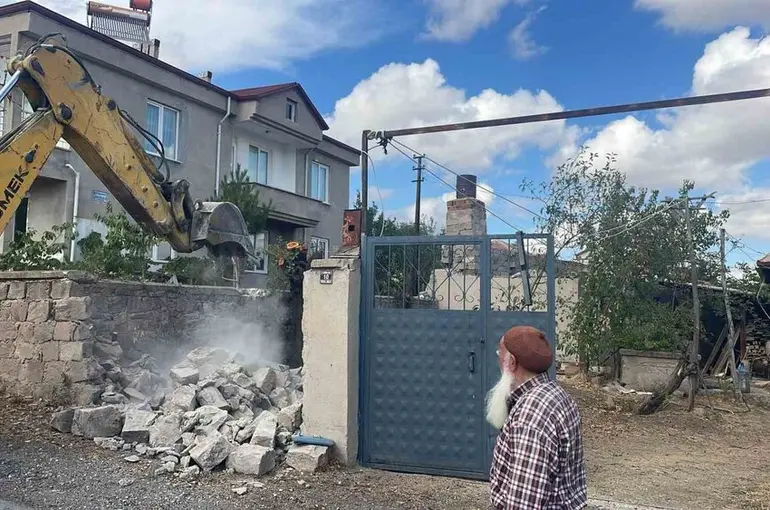 Sorgun Belediyesi kaçak yapıları yıkıyor
