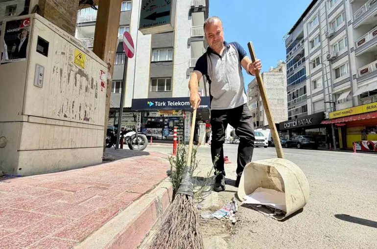 Sosyal medyada milyonlarca izlenmeye ulaşan temizlik personeli sesiyle hayran bırakıyor
