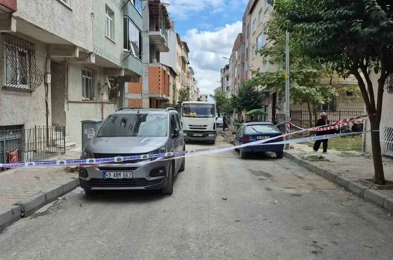 Sultangazi’de duvarlarında çatlaklar oluşan iki apartman havadan görüntülendi
