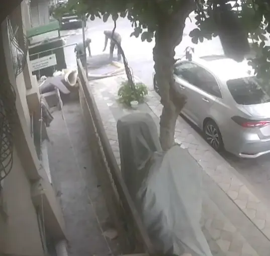 Sultangazi’de hurdacılar çöp konteynerini "atölyeye" çevirdi
