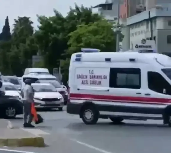 Süpürgeyi bıraktı, üzerinden çıkardığı yeleğini can kurtarmak için salladı
