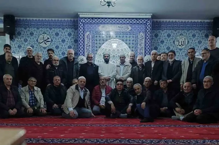 Suriyeli Abdülkerim Ömer’e cami cemaatinden anlamlı uğurlama

