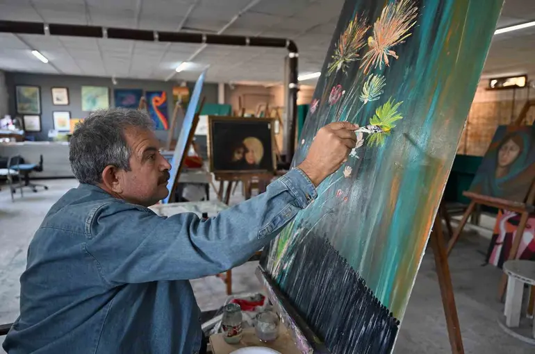 Tarsus’ta esnaf vitrinleri sanat galerisine dönüştü
