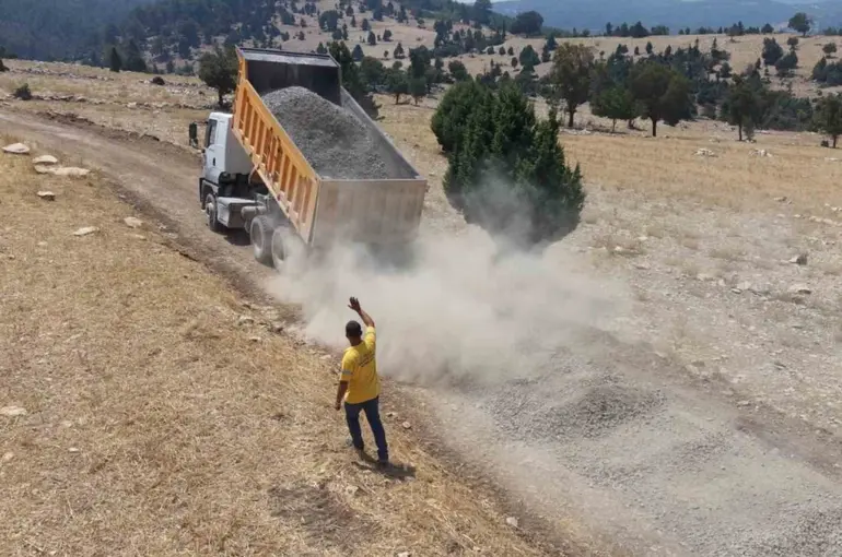 Tarsus’ta kırsal mahallelerde yol çalışmaları sürüyor
