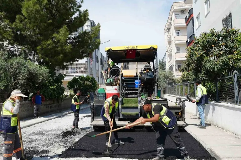 Tarsus’ta yol yenileme çalışmaları hız kesmiyor
