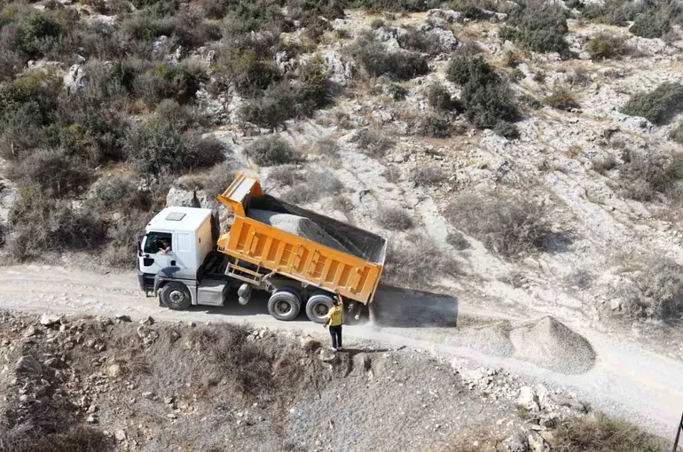 Tarsus’un kırsal mahallelerinde yol çalışmaları sürüyor
