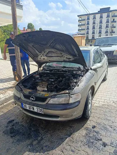 Tatvan’da park halindeki otomobil alev aldı
