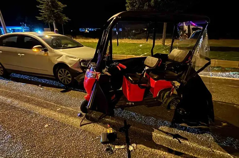 Tavşanlı’da otomobil elektrikli bisiklete çarptı: 2 yaralı
