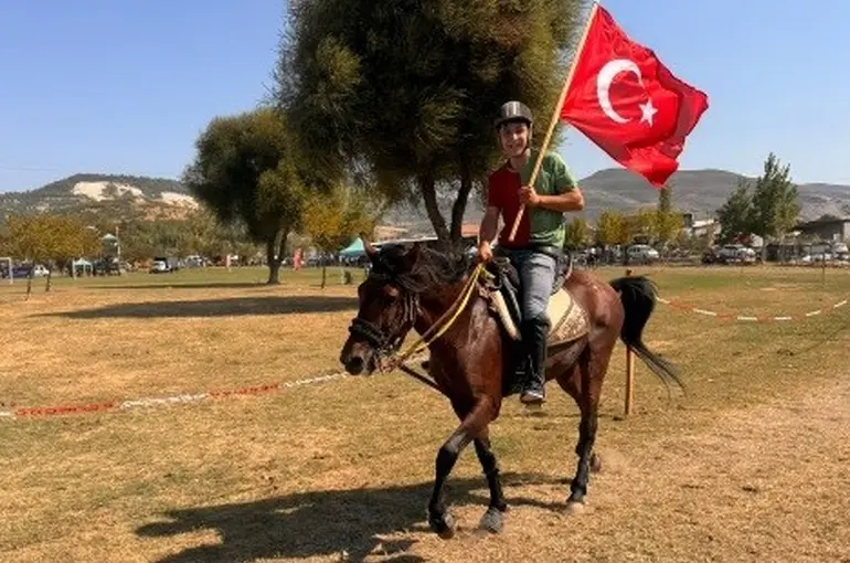 Tavşanlı’yı temsil eden "Kuyumcu" isimli at Rahvan At Yarışlarında şampiyon oldu
