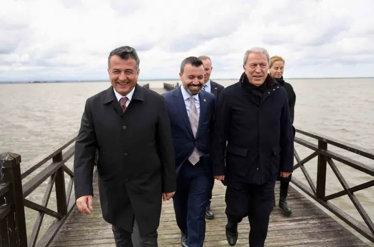 TBMM Milli Savunma Komisyonu Başkanı Akar, Kızılırmak Deltası Kuş Cenneti’ni gezdi

