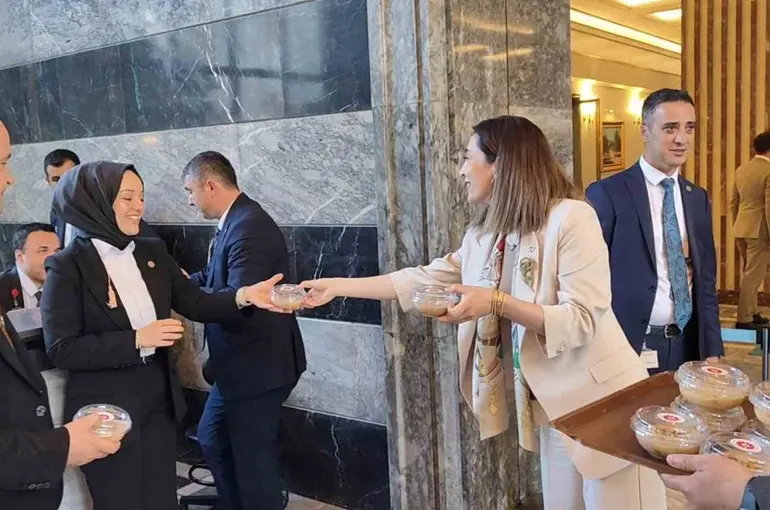TBMM’de aşure dağıtıldı
