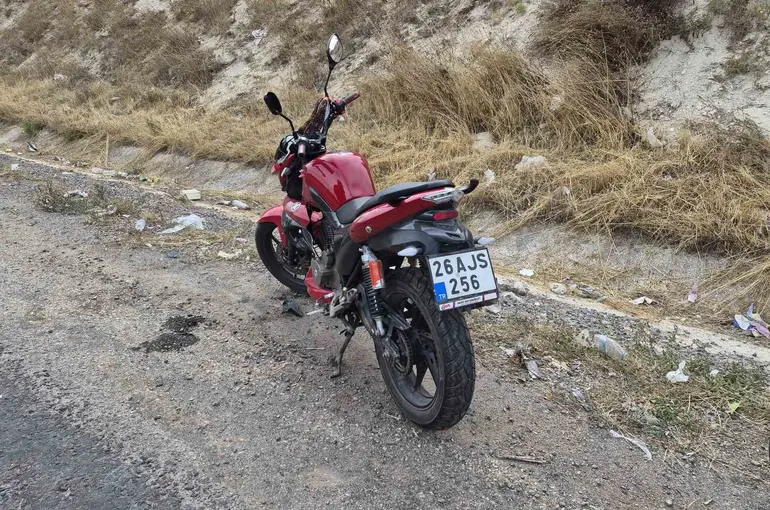 Tekeri kilitlenen motosikletten düşen sürücü yaralandı
