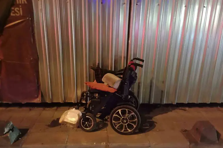 Tekerlekli sandalyesiyle karşıya geçerken otomobilin çarptığı engelli vatandaş hayatını kaybetti
