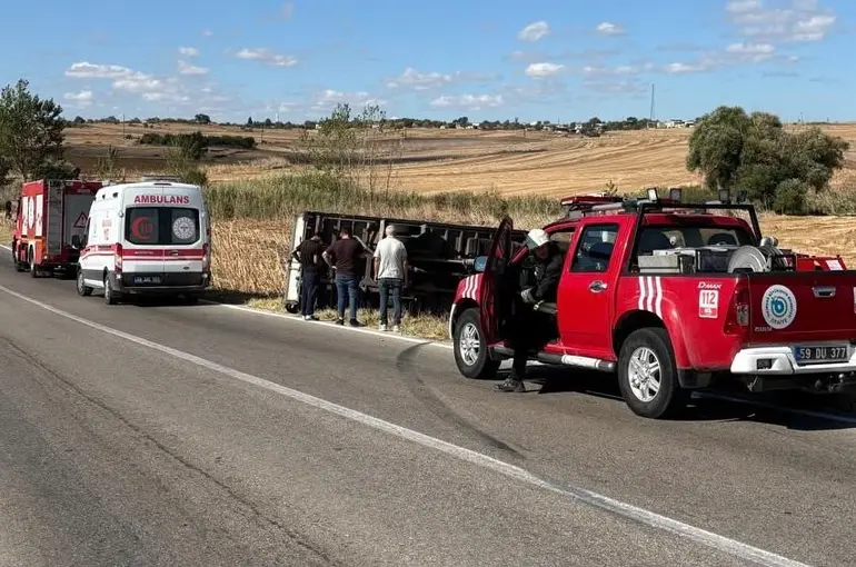 Tekirdağ’da iki araç birbirine sürttü, kamyonet devrildi
